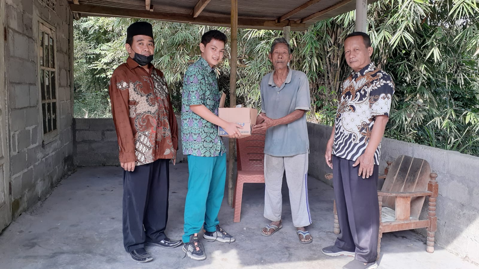 OSIS MAN 4 Sleman Peduli Warga Tak Mampu